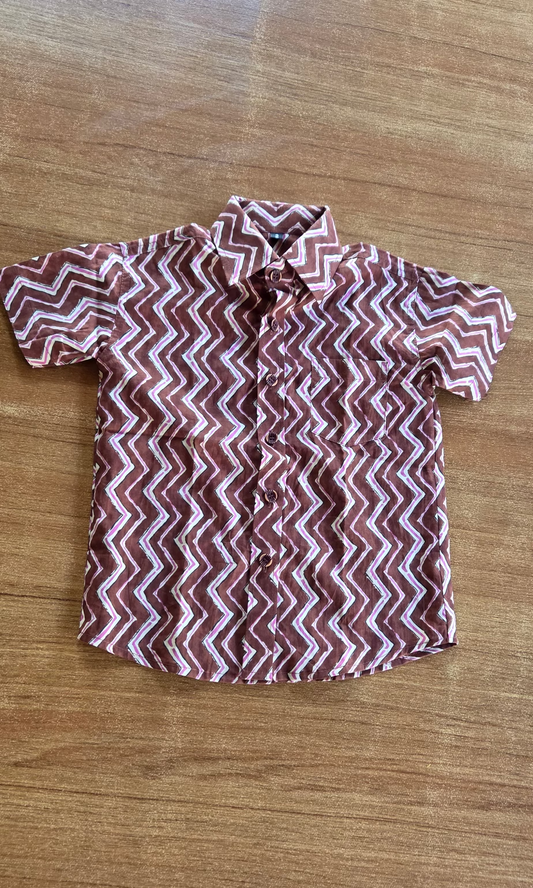 Short-sleeve shirt with zigzag pattern on a wooden surface