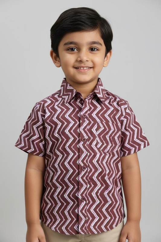 Short-sleeve shirt with zigzag pattern on a wooden surface