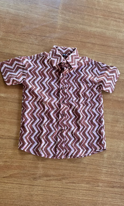 Short-sleeve shirt with zigzag pattern on a wooden surface
